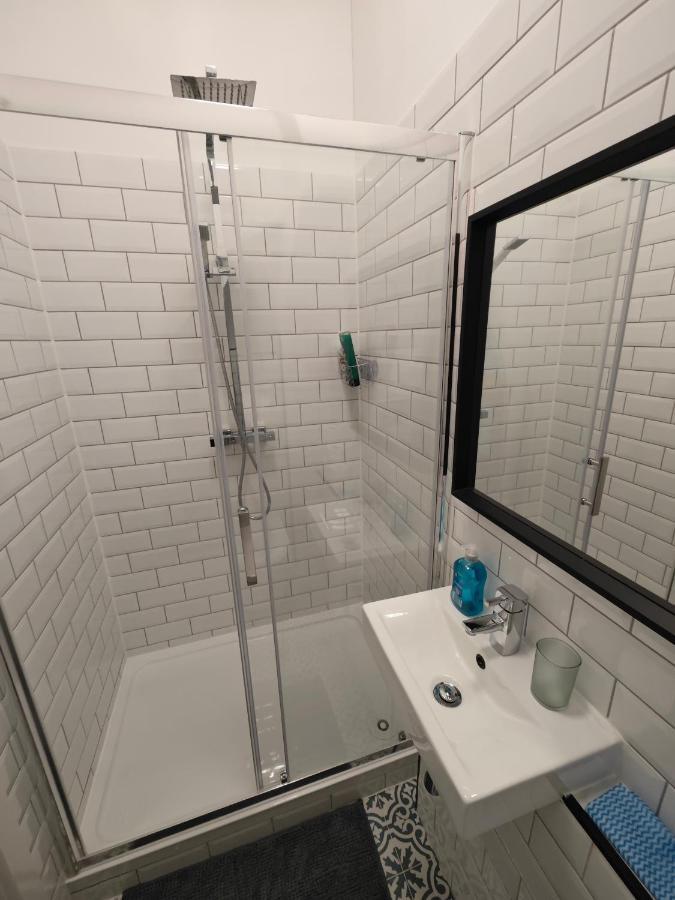 2 Bedroom 2 Bathroom Apartment In Old St - Shoreditch - Zone 1 Londen Buitenkant foto