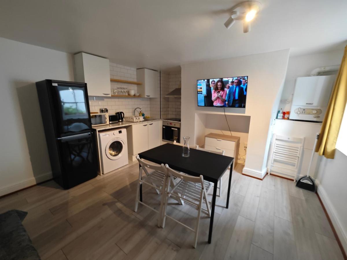 2 Bedroom 2 Bathroom Apartment In Old St - Shoreditch - Zone 1 Londen Buitenkant foto