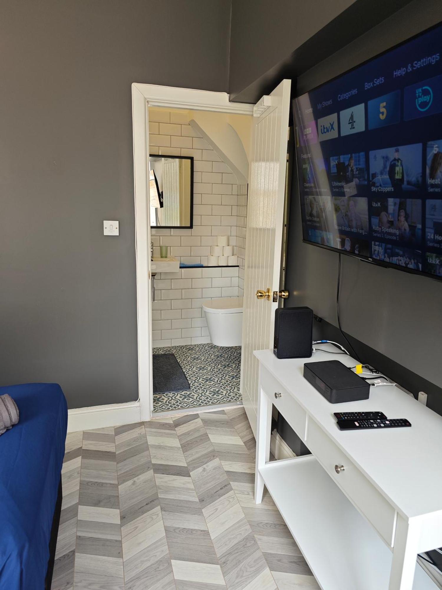 2 Bedroom 2 Bathroom Apartment In Old St - Shoreditch - Zone 1 Londen Buitenkant foto