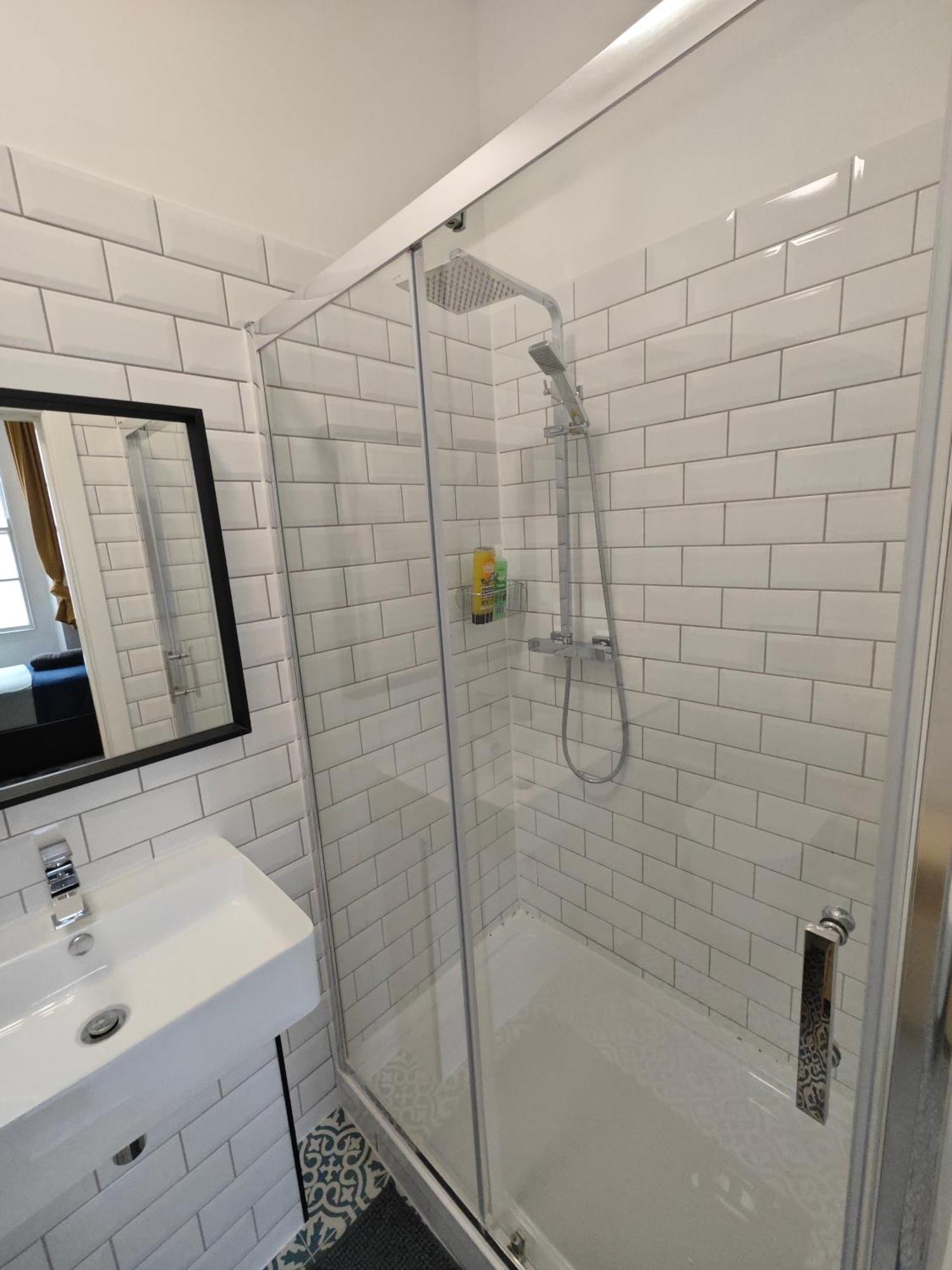 2 Bedroom 2 Bathroom Apartment In Old St - Shoreditch - Zone 1 Londen Buitenkant foto